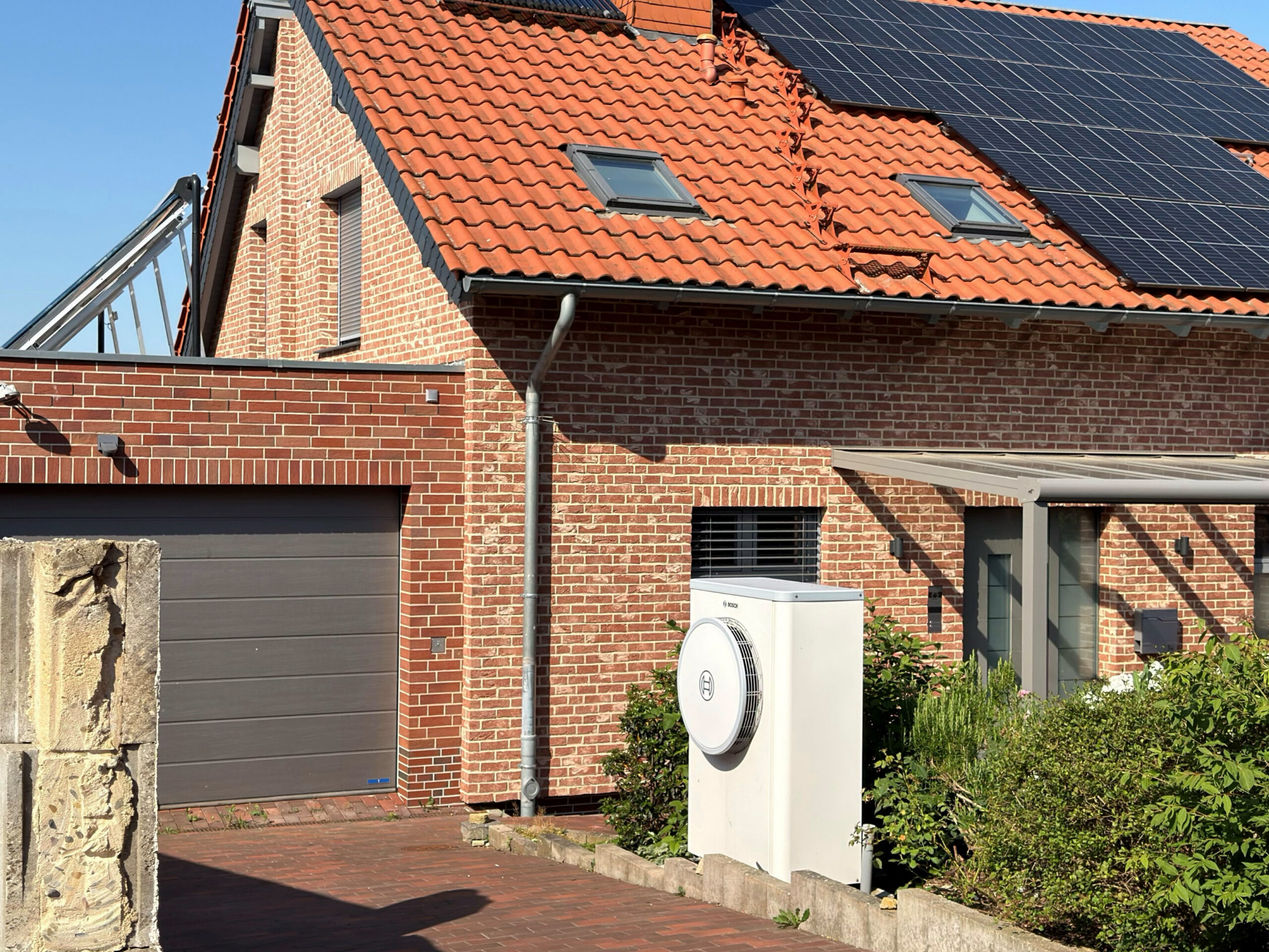 Unser Haus nach der energetischen Sanierung: Klinkerfassade, Wärmepumpe und Photovoltaik