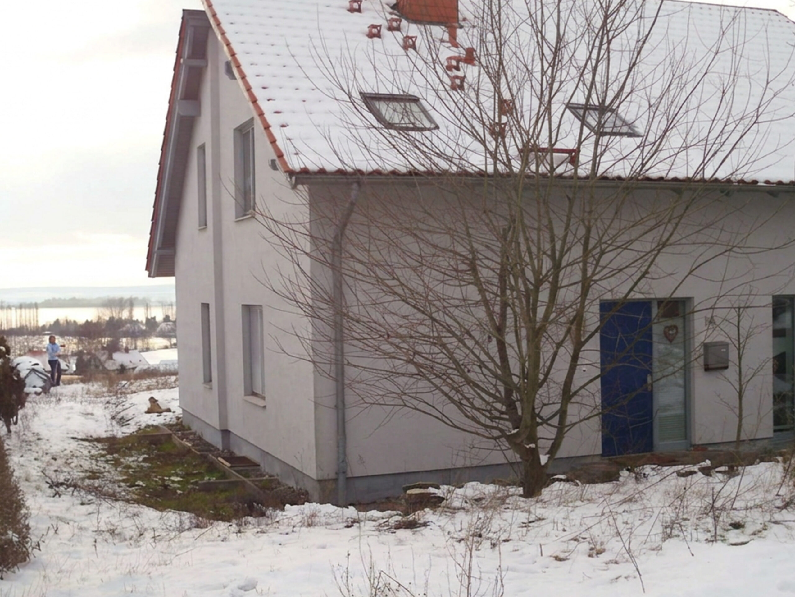 Unser Haus vor der energetischen Sanierung: weißer Putz, alte Fenster