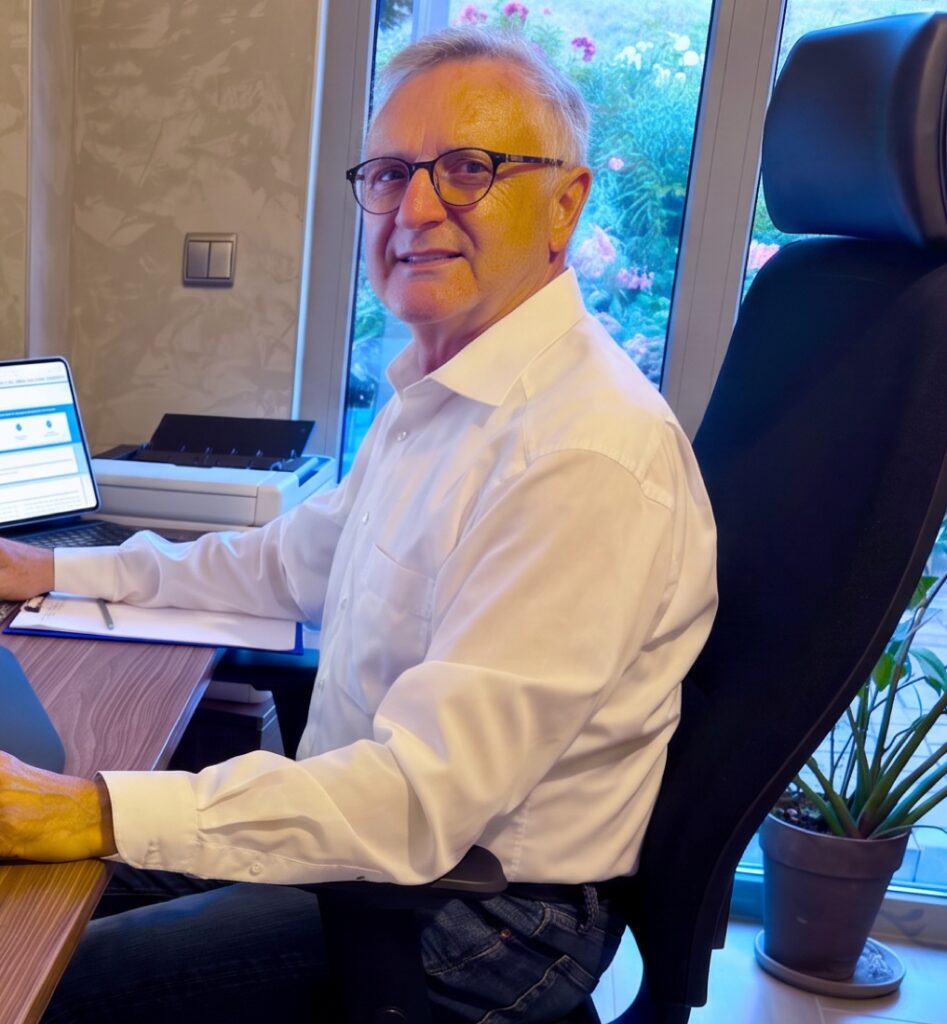 Dipl.-Ing. Jürgen Häfner am Schreibtisch in seinem Büro