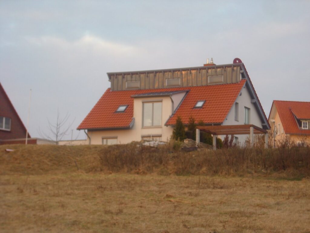 Das eigene Haus vor der Sanierung, Ansicht vom Feld