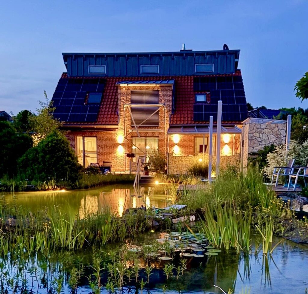 Das sanierte Haus am Abend